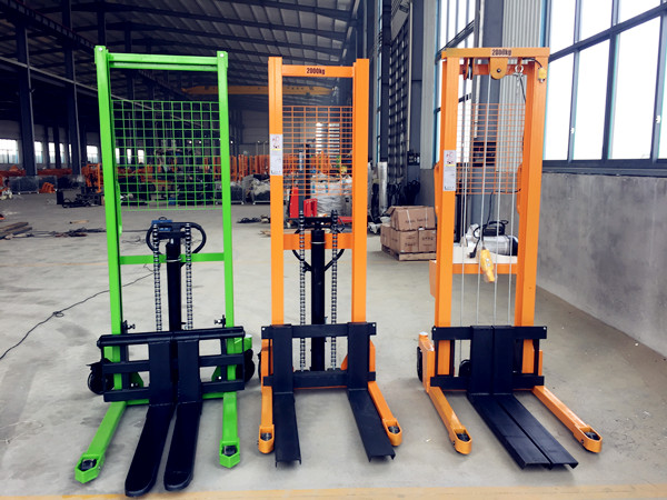 三款手動(dòng)堆高車(chē)對(duì)比，手動(dòng)堆高車(chē)價(jià)格可致電聯(lián)系客服了解--河北東圣吊索具制造有限公司--小型攪拌機(jī)|石材夾具|液壓堆高車(chē)|手動(dòng)叉車(chē)