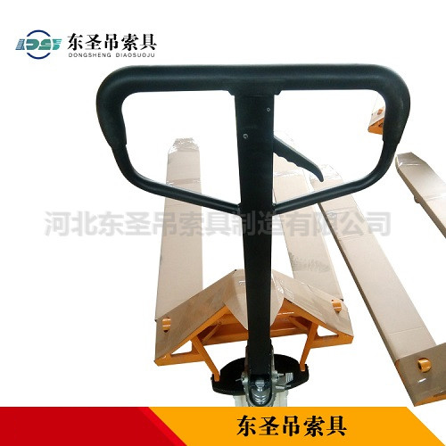 手動(dòng)地牛叉車使用--河北東圣吊索具制造有限公司--小型攪拌機(jī)|手動(dòng)叉車|液壓堆高車|手動(dòng)叉車